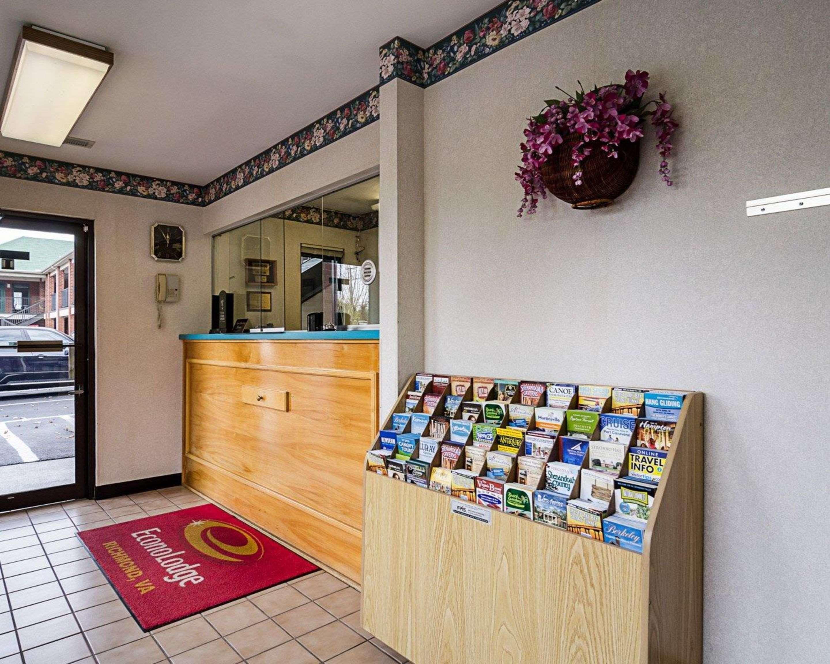 Econo Lodge Richmond Bagian luar foto