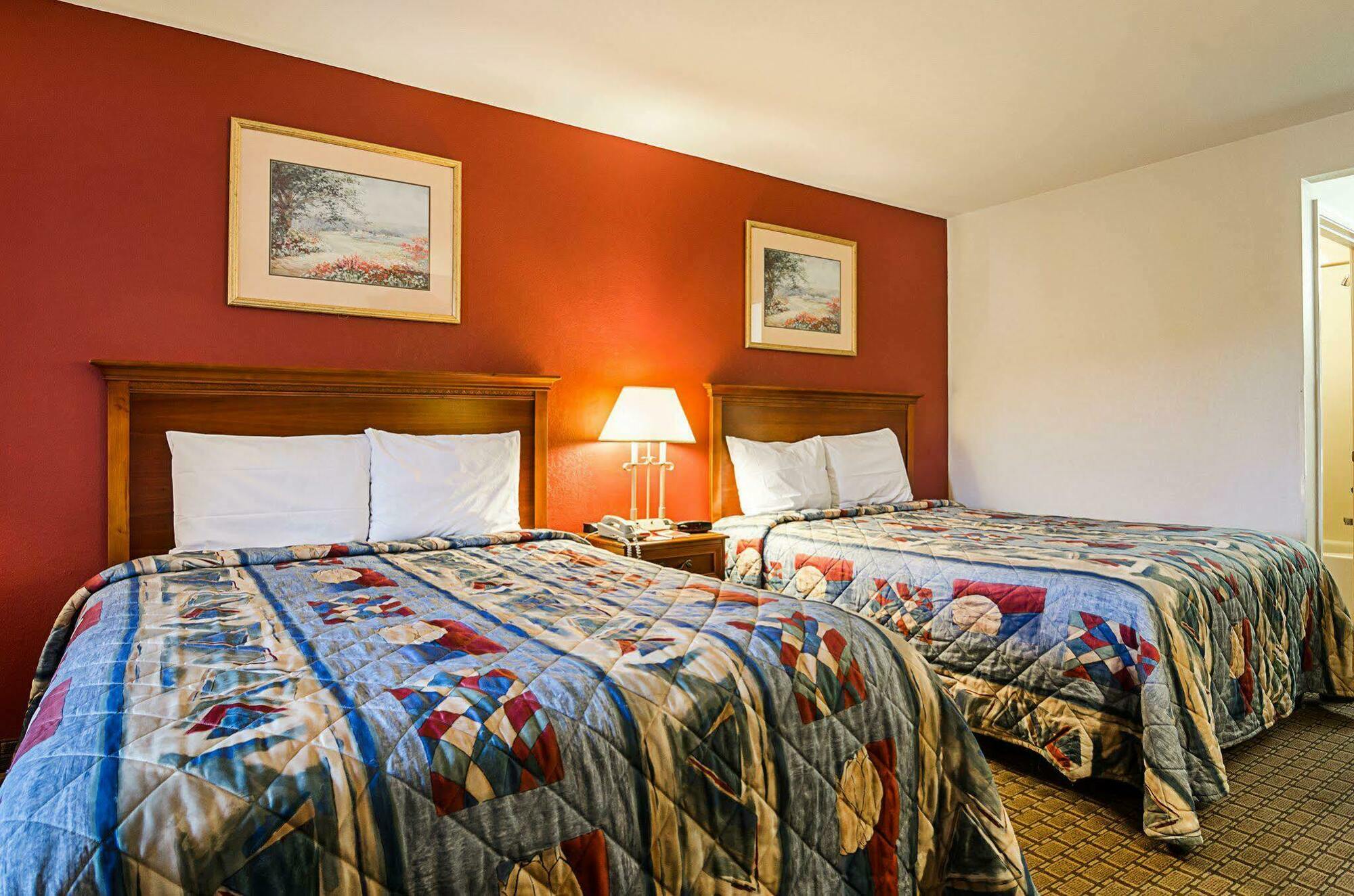 Econo Lodge Richmond Bagian luar foto