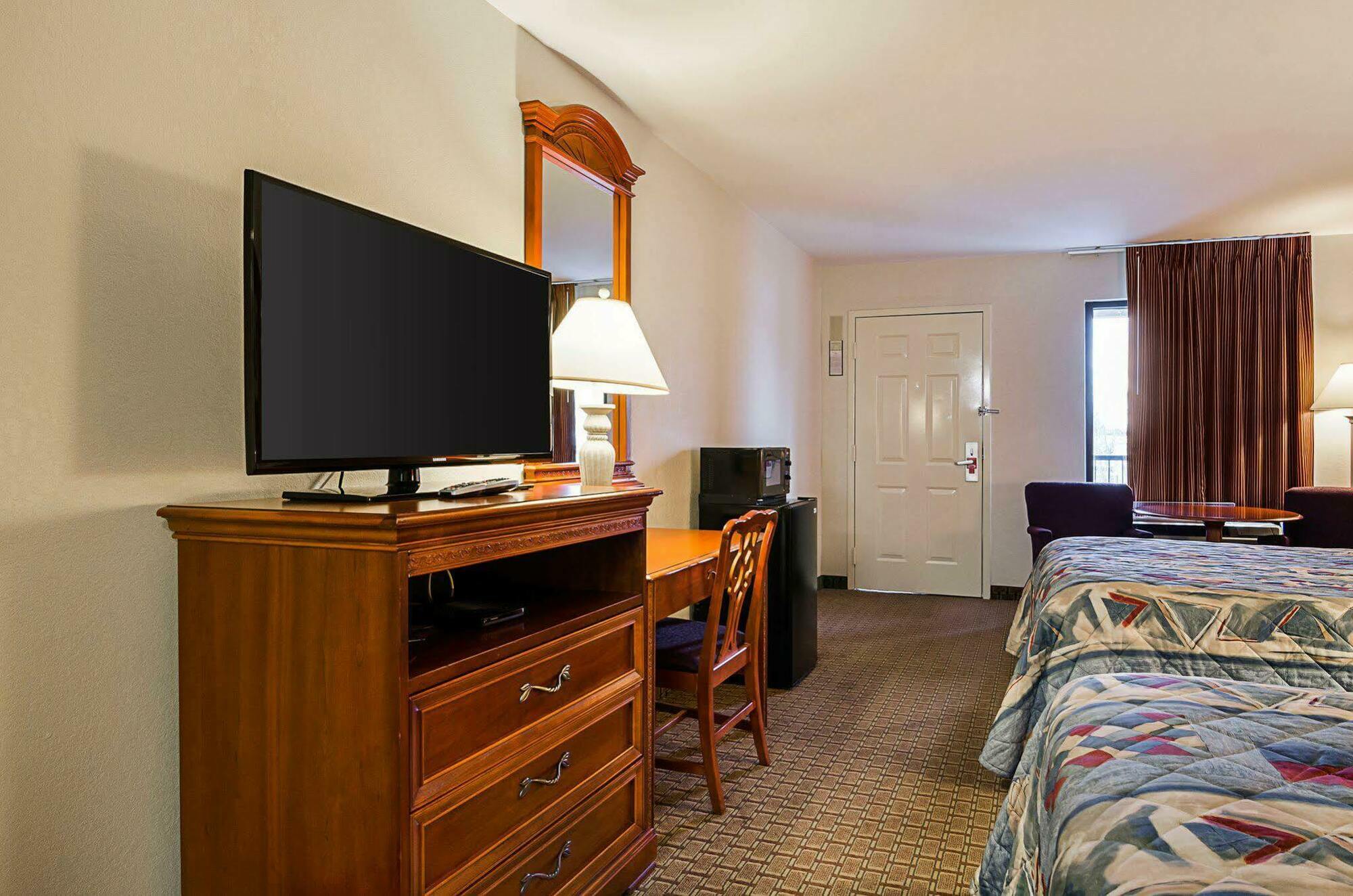 Econo Lodge Richmond Bagian luar foto